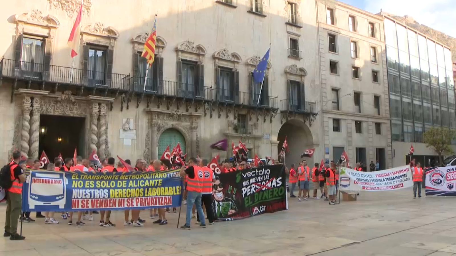 En la imatge, protesta dels sindicats d'autobusos interurbans d'Alacant davant de l'Ajuntament