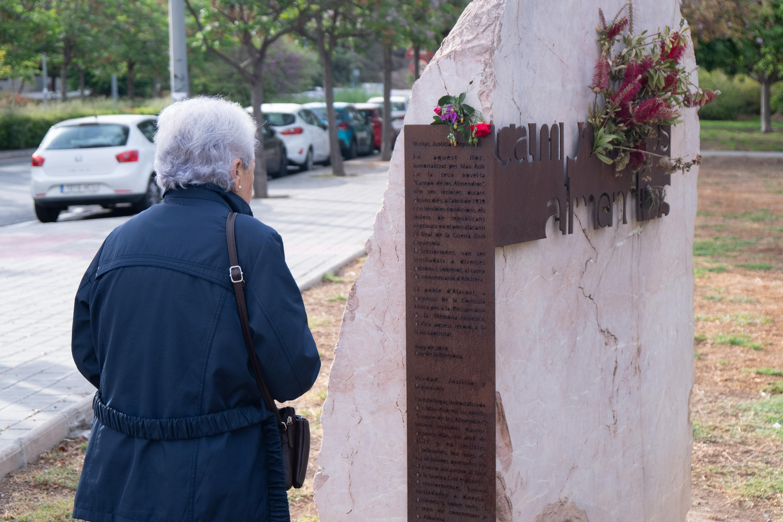 Monòlit d'homenatge als republicans empresonats en el camp dels Ametlers