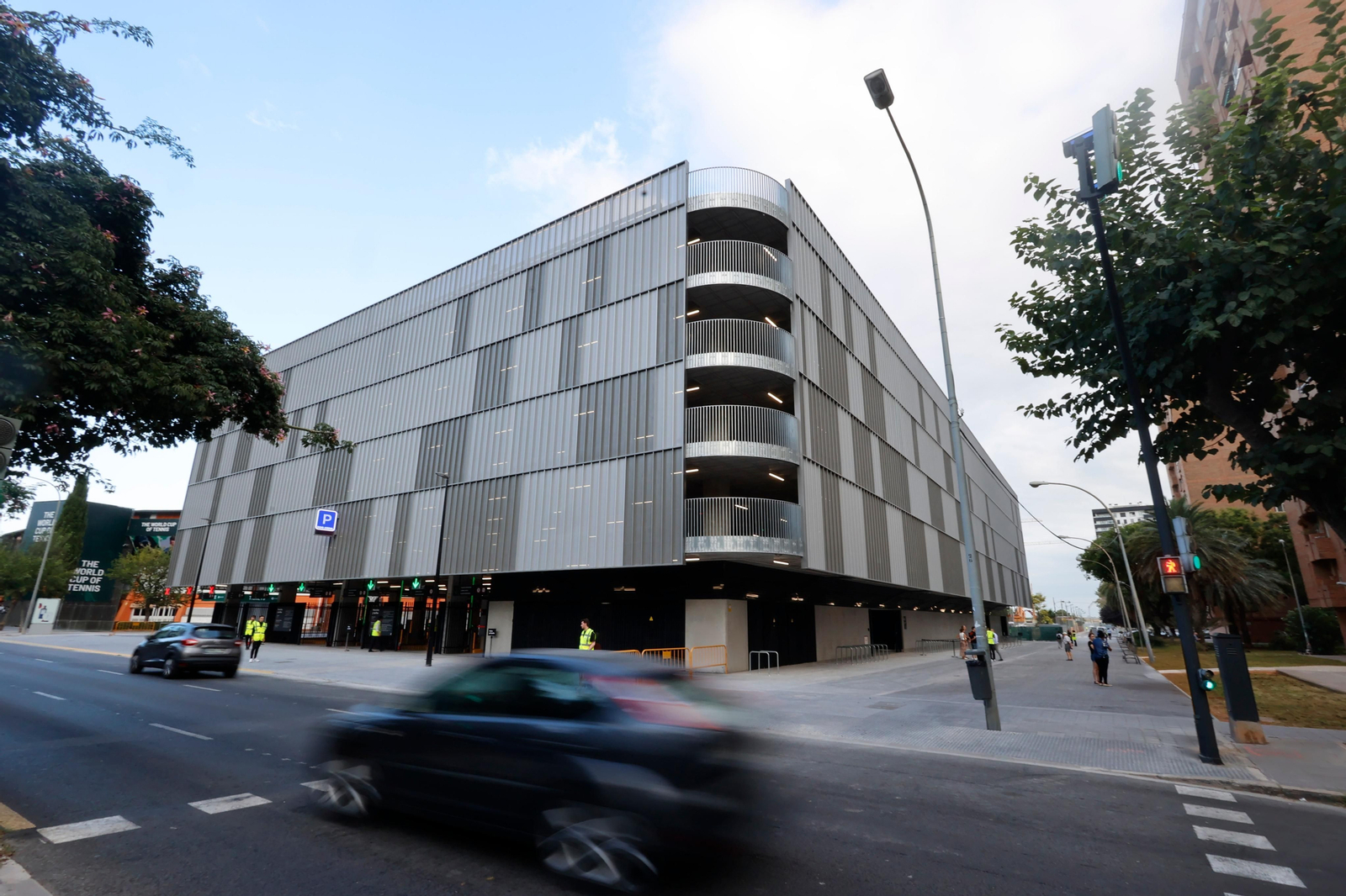 L'edifici té cinc plantes en altura i tres plantes subterrànies