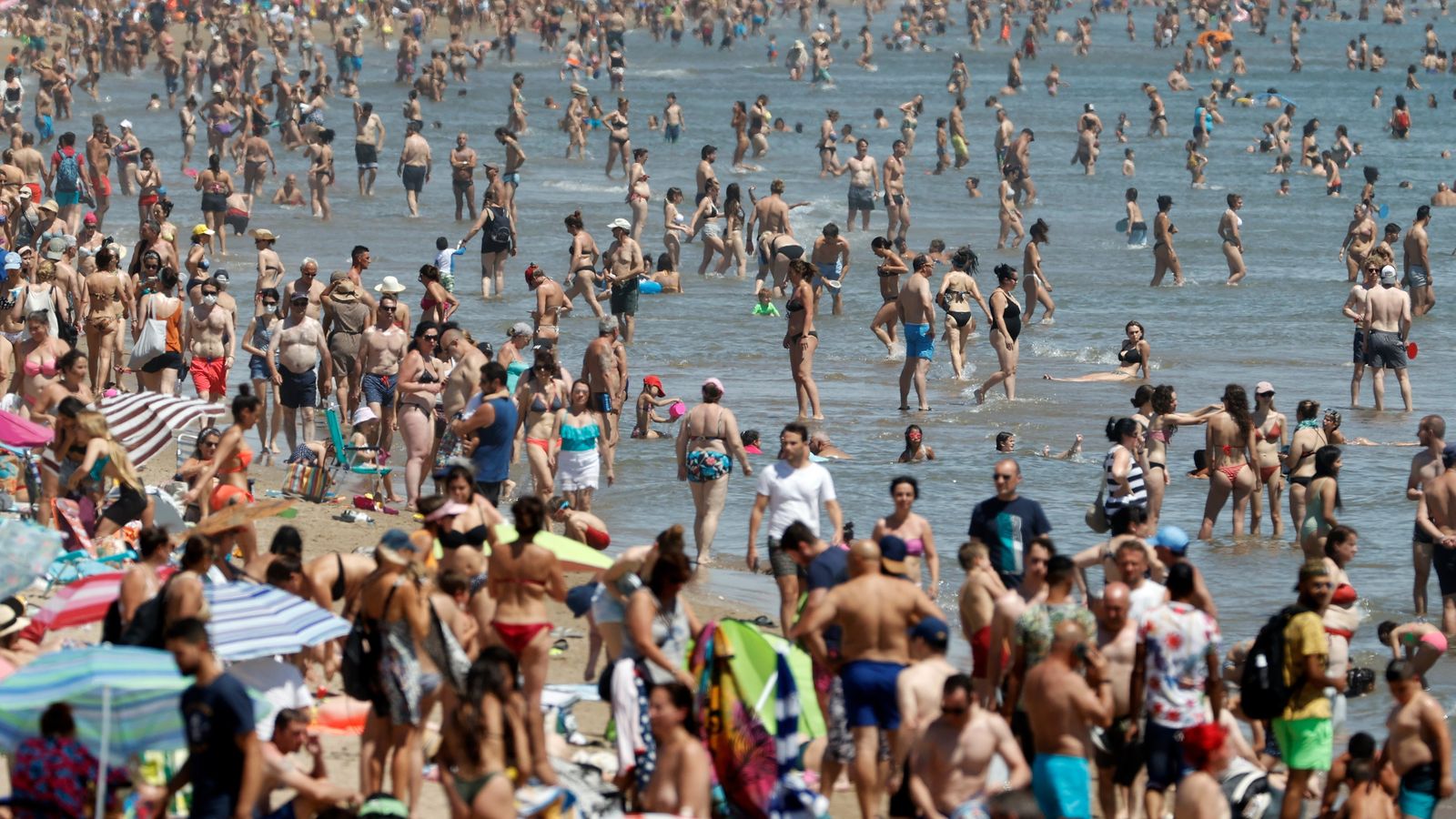 La platja de la Malva-roja, repleta de gent, el passat cap de setmana