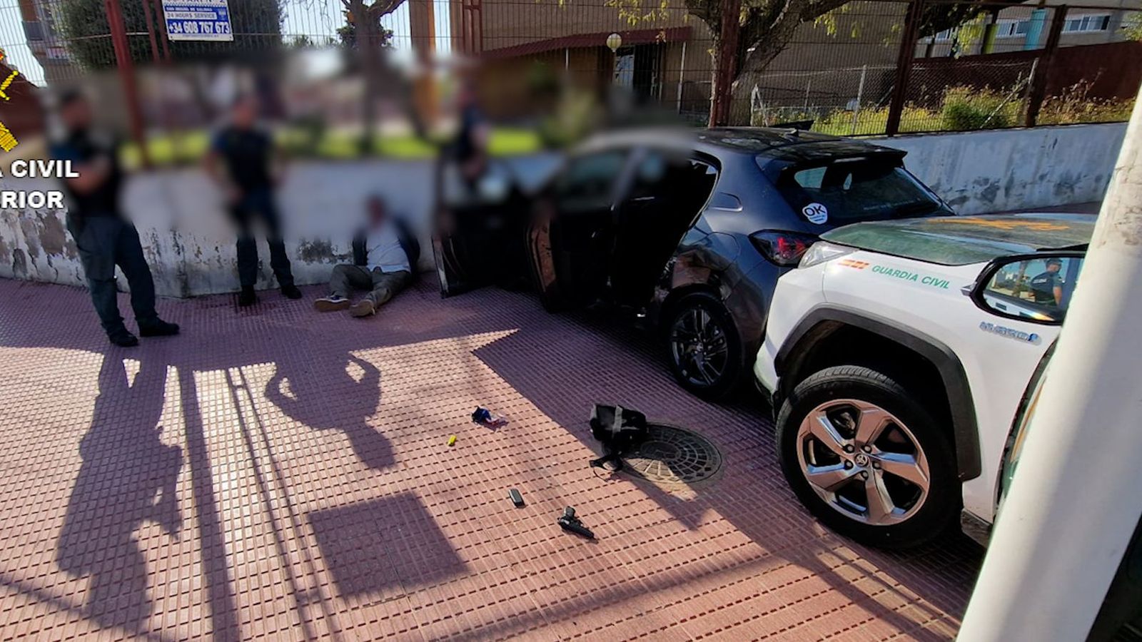 El detingut, en terra, en el moment que va ser detingut després d'haver conduit en sentit contrari per l'autopista