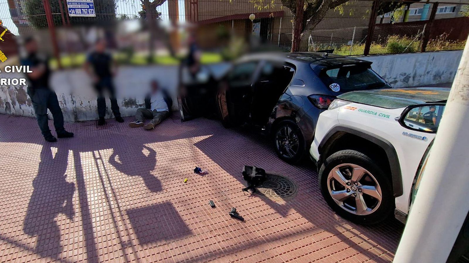 El detingut, en terra, en el moment que va ser detingut després d'haver conduit en sentit contrari per l'autopista