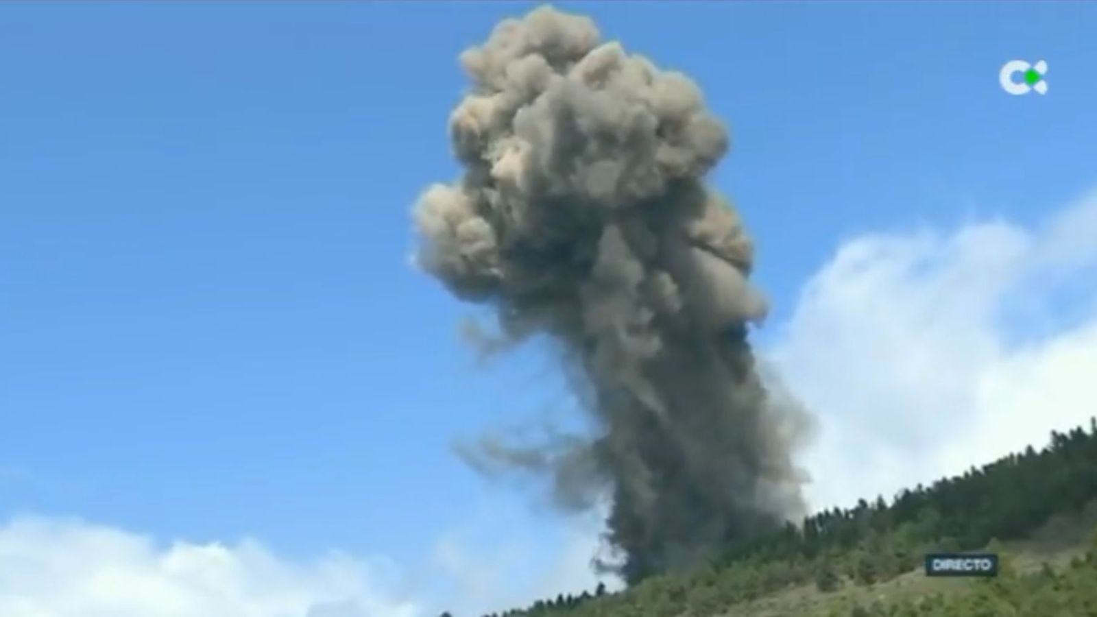 Moment en què la televisió canària va captar en directe l'erupció del volcà de Cumbre Vieja