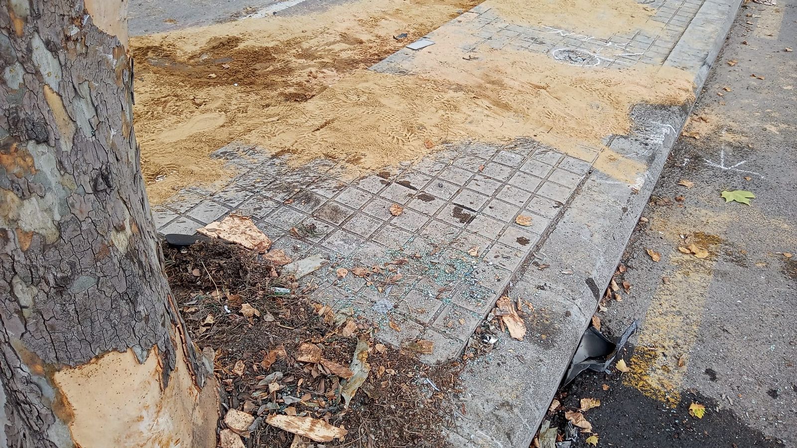 Restes de vidres trencats del cotxe accidentat