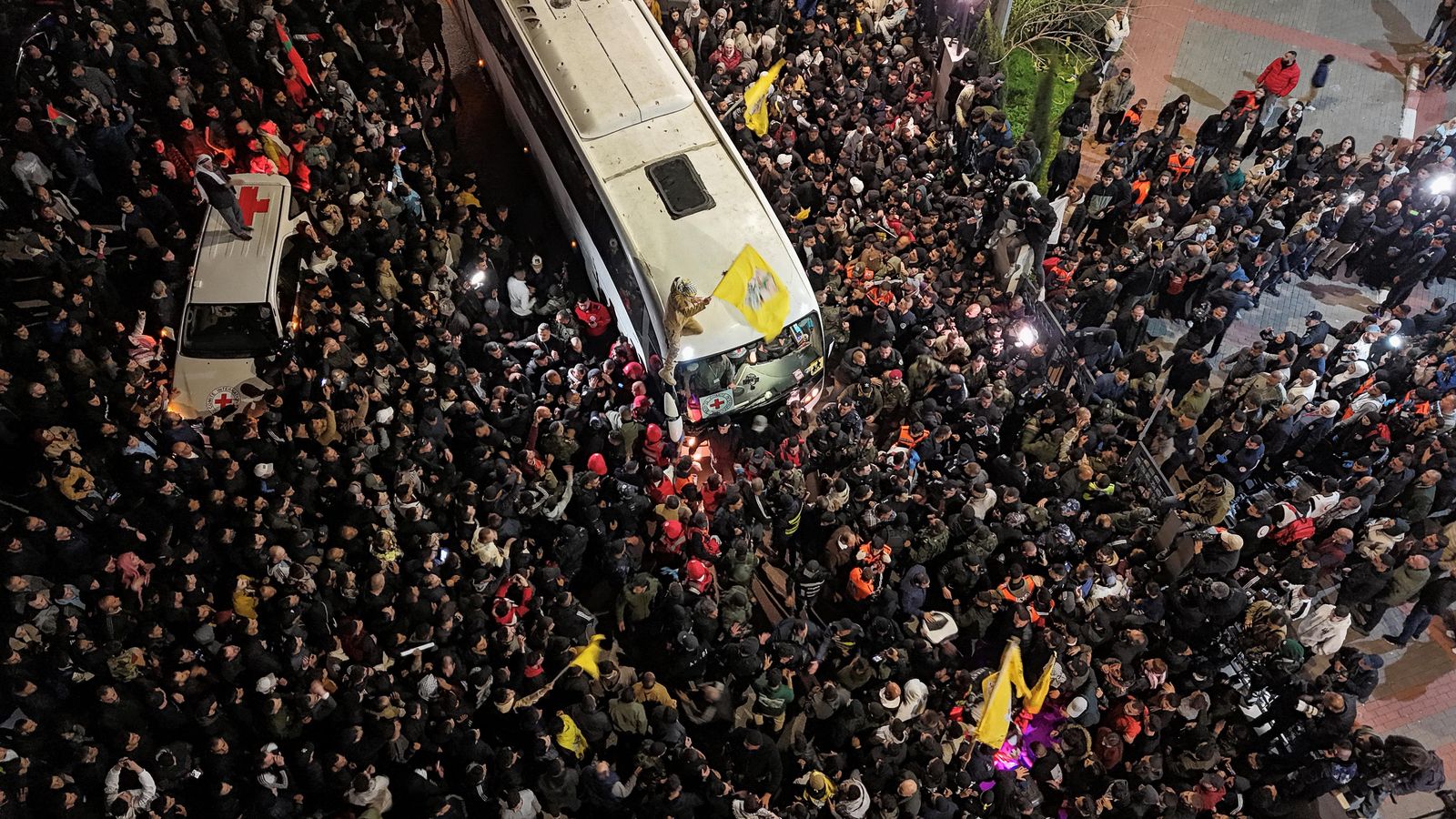 En imatge, una multitud rep l'autobús amb els presoners palestins a Ramal·lah
