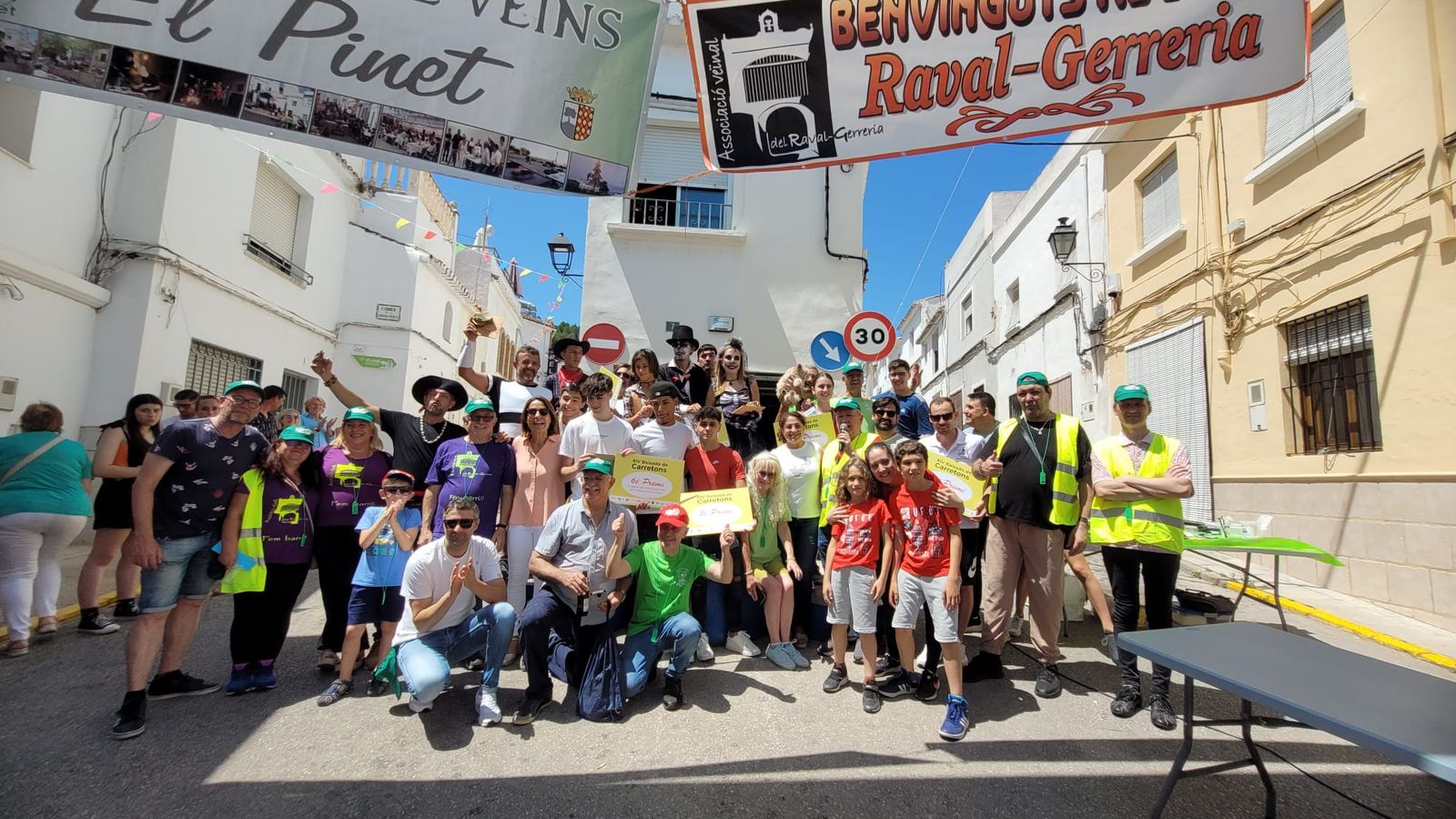 Els valents que participen en la carrera de carretons d'Oliva