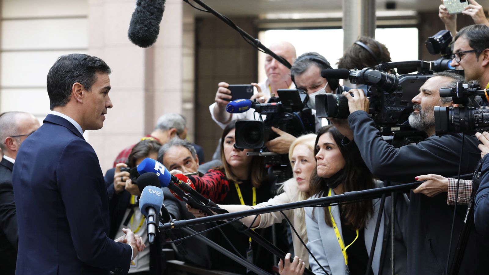 El president espanyol, Pedro Sánchez, atenent els mitjans a la seua arribada a la reunió del Consell Europeu a Breussel·lesEuropean Council Summit