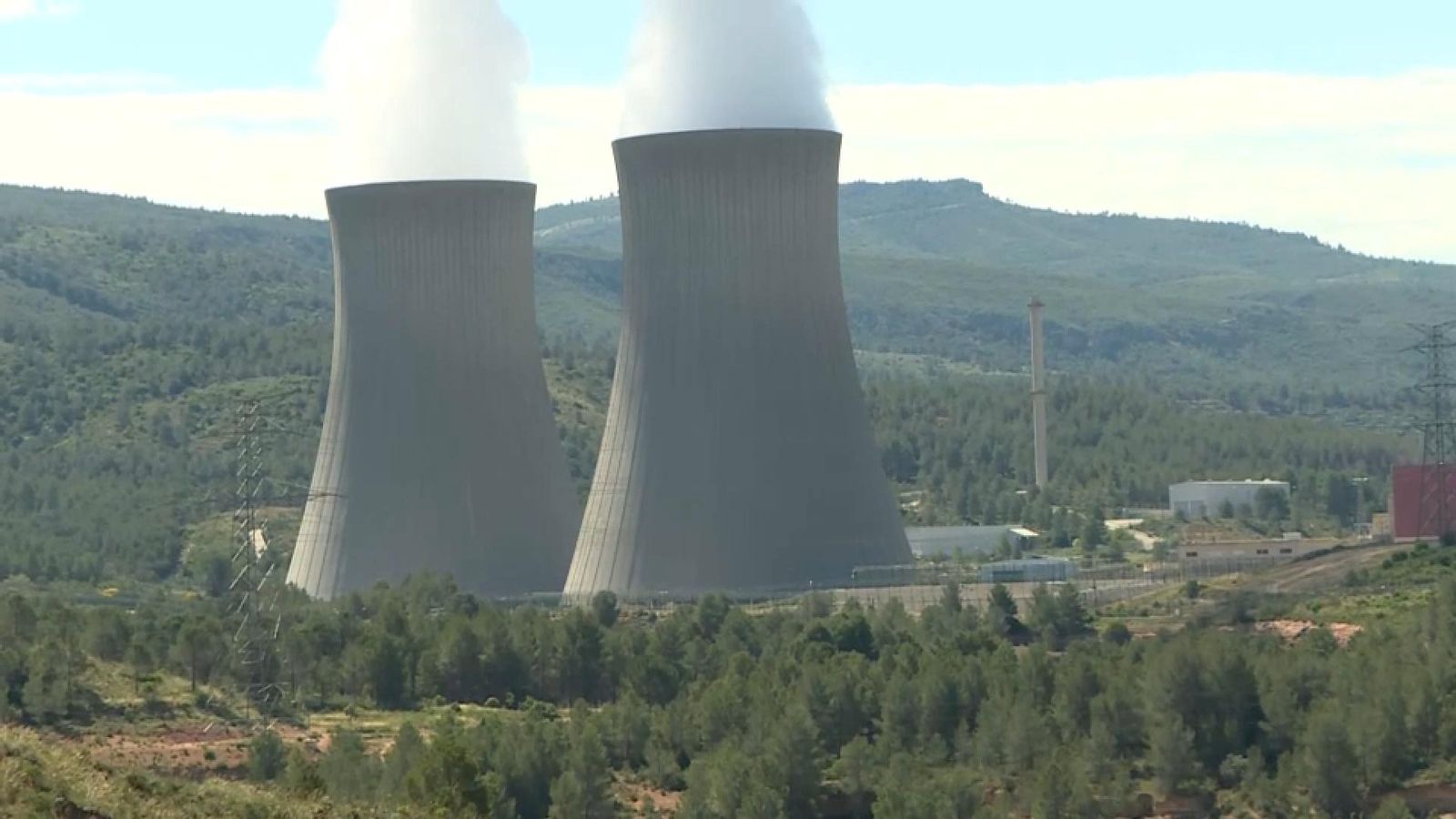 Les ximeneies de la nuclear de Cofrents, este dilluns