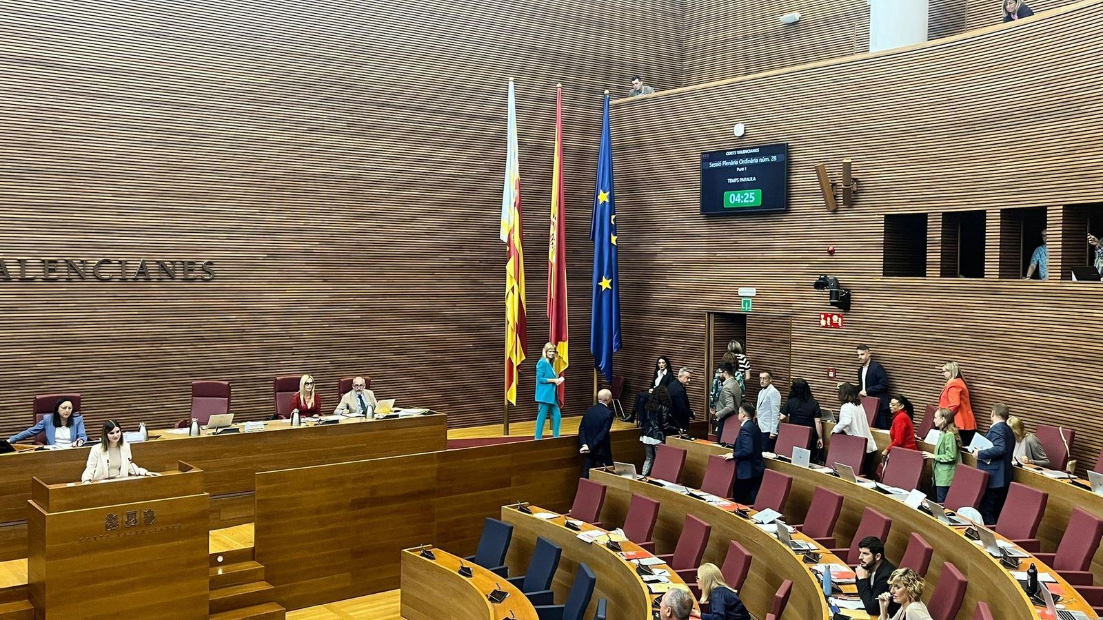 Els diputats abandonen el plenari de les Corts