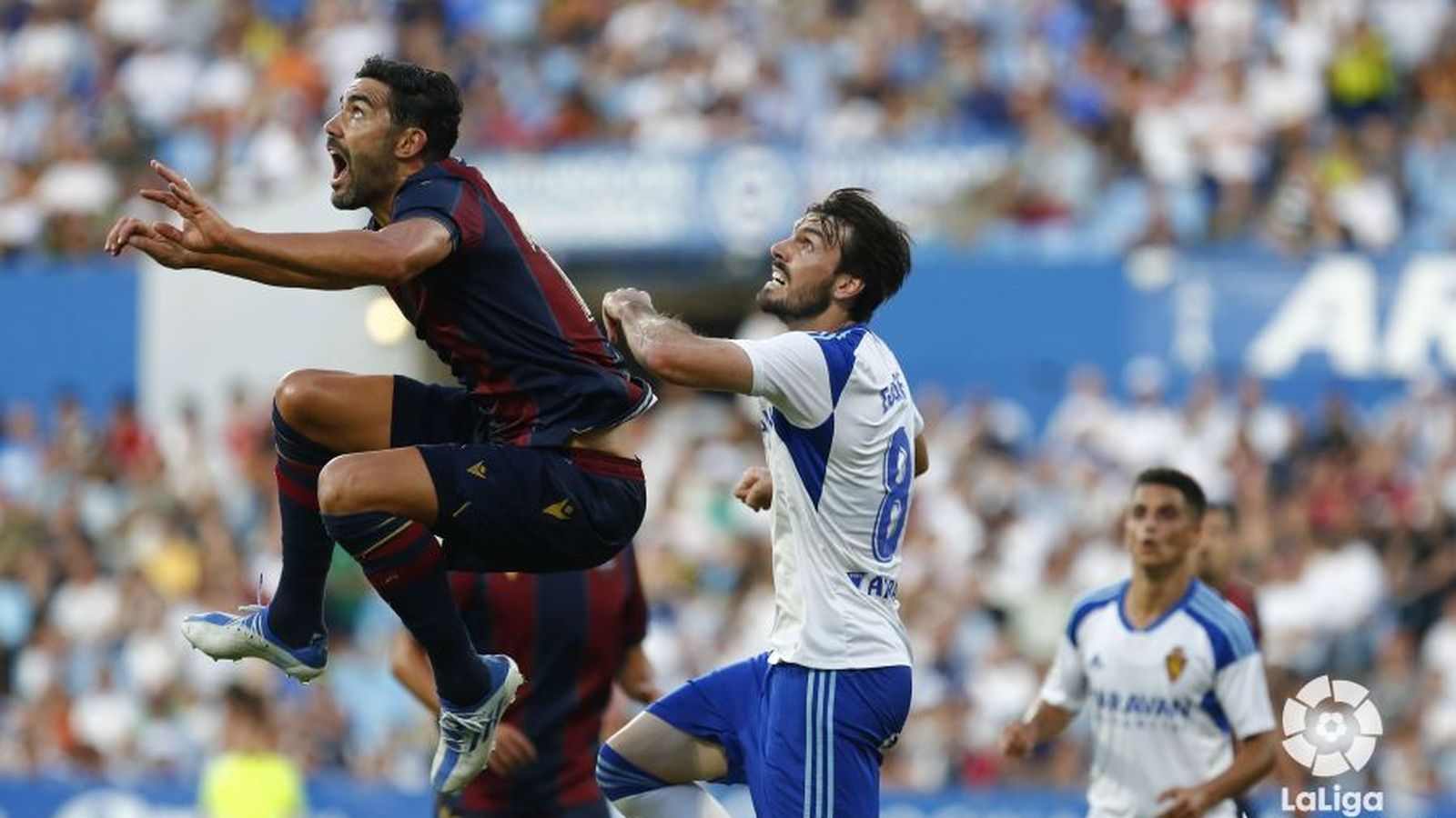 Vicent Iborra disputa un baló aeri amb un jugador del Saragossa