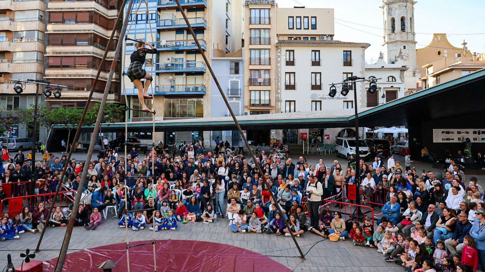 Actuació teatral a la plaça Major de Vila-real