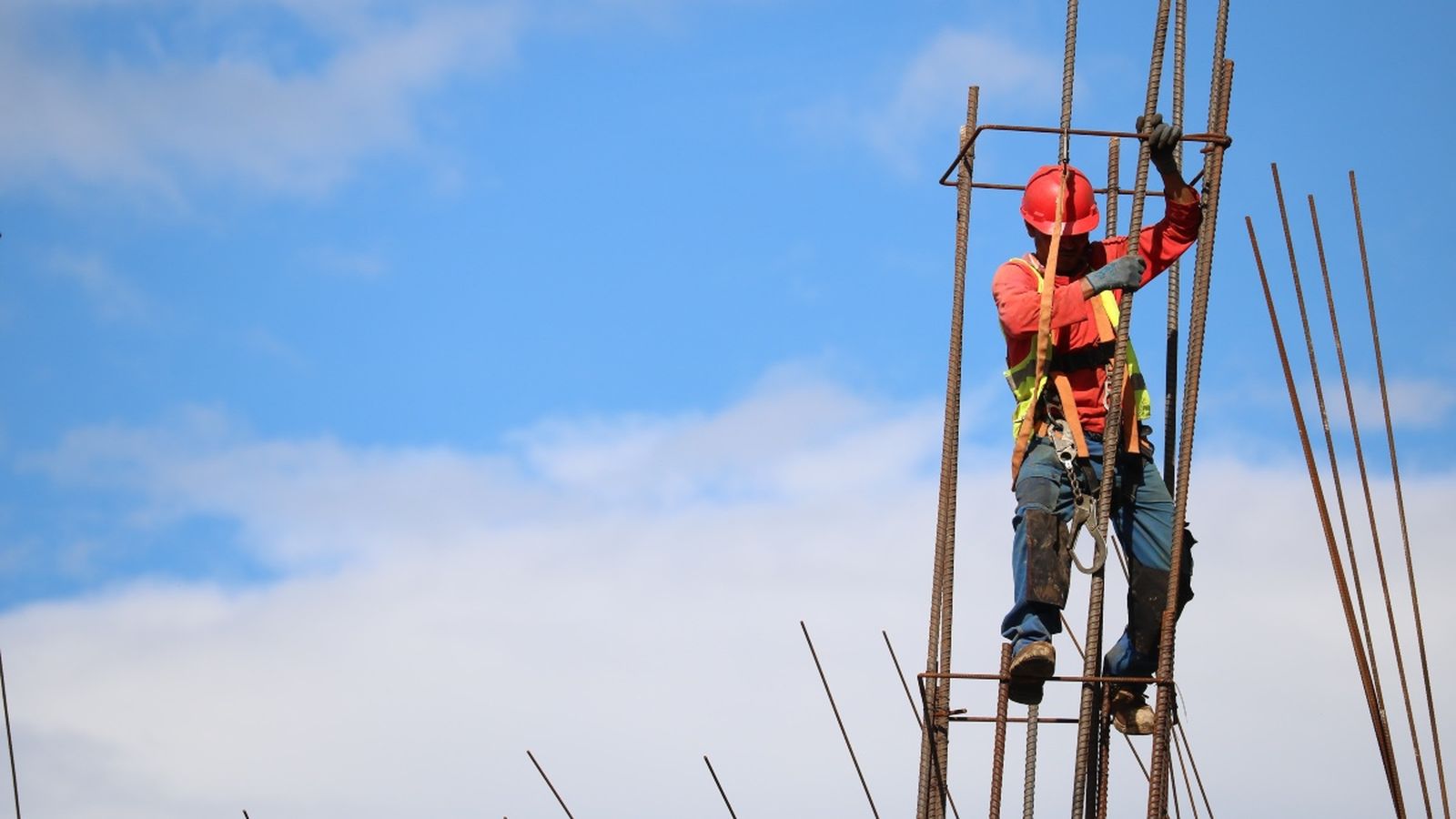 Un obrer de la construcció en una imatge d'arxiu