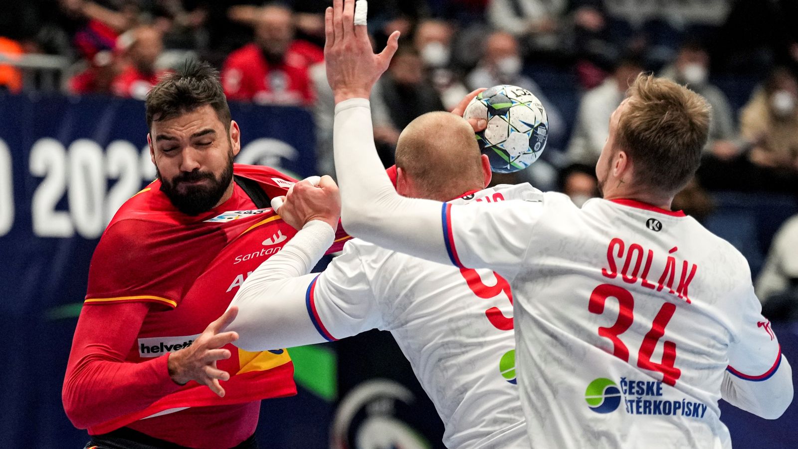 Una acció de Jorge Maqueda en el partit davant la República Txeca