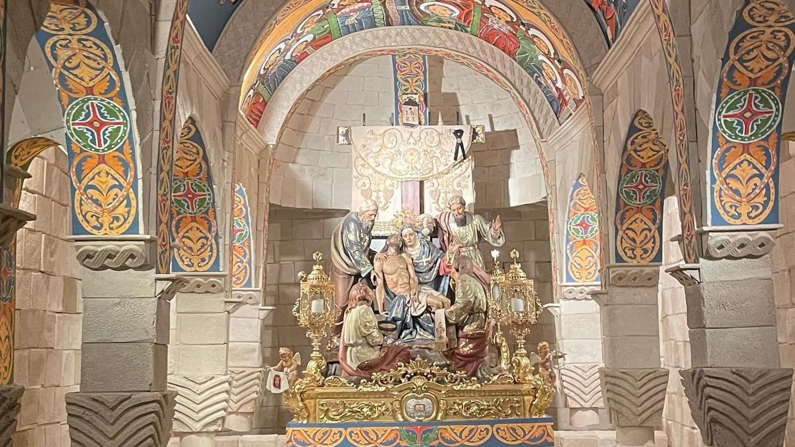 El dosser de la confraria de la Verge dels Dolors recrea una antiga església