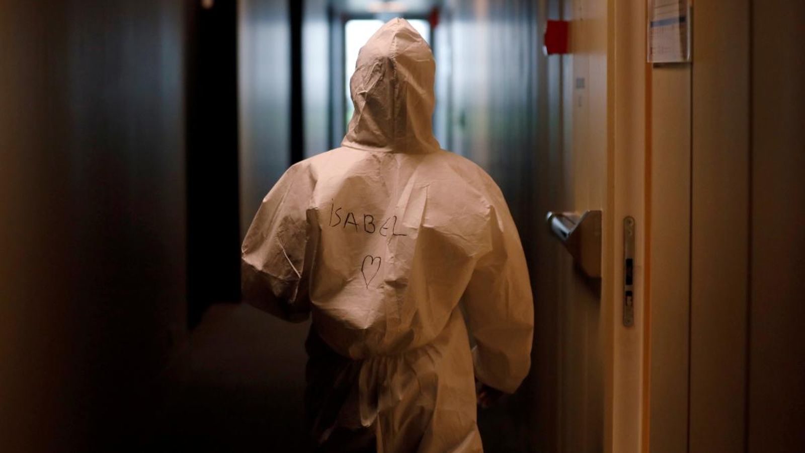 Una sanitària amb EPI en un hospital de Lisboa, a Portugal