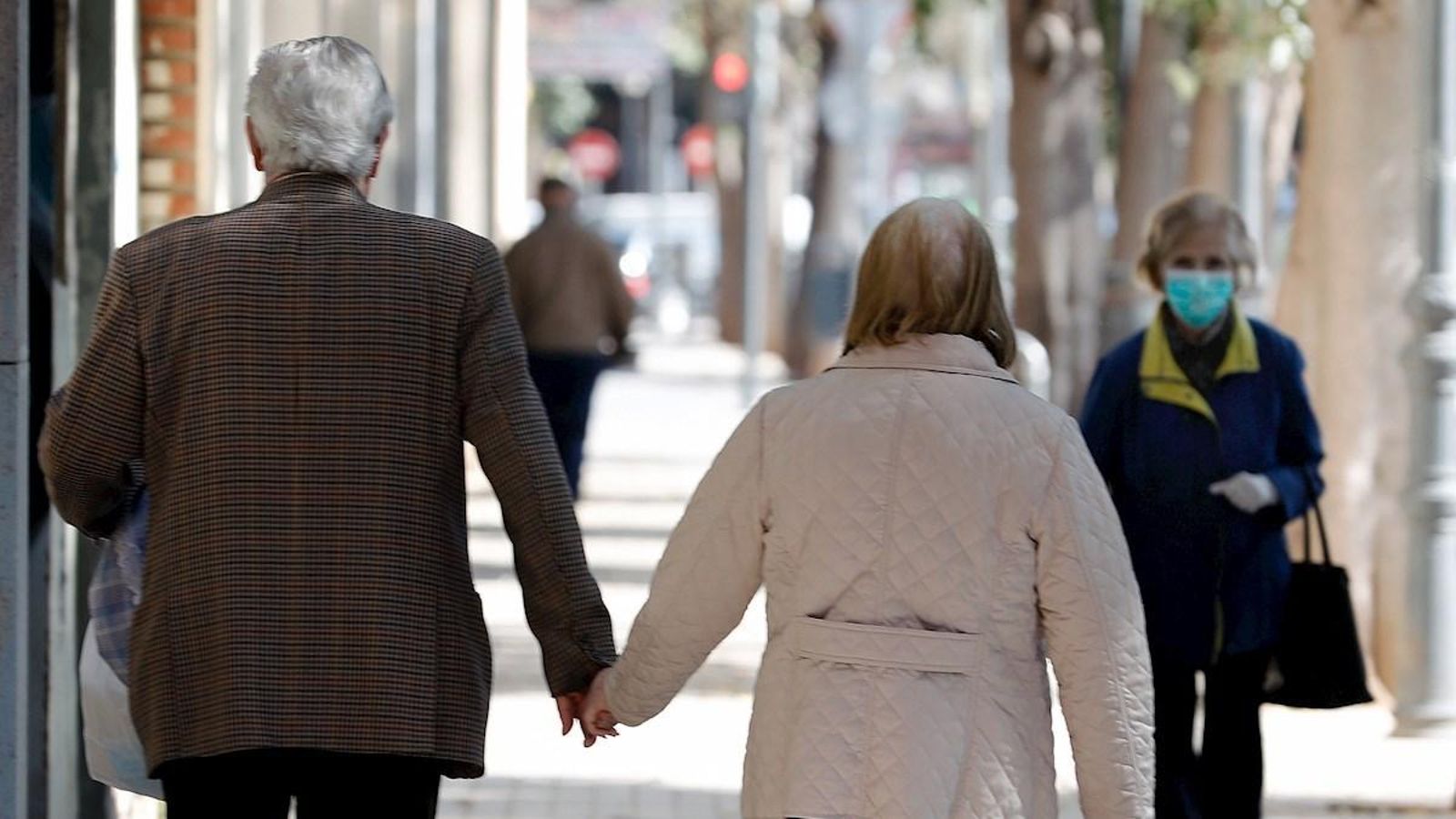 Dos persones caminen pel carrer durant la desescalada