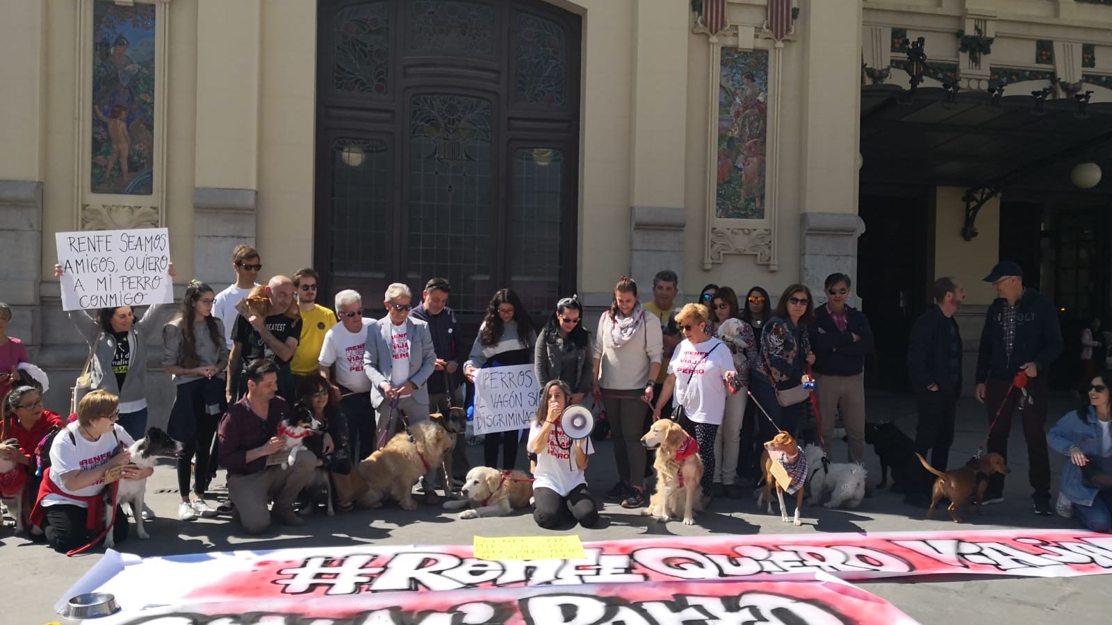 Els usuaris amb gossos grans reclamen poder viatjar en tren