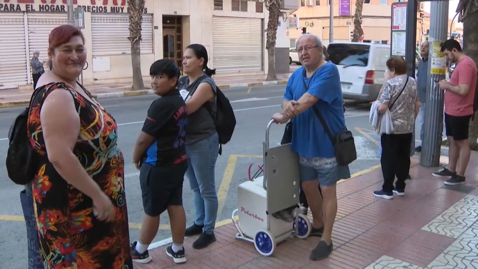 Usuaris que esperaven este dijous en una de les parades de l'autobús interurbà d'Alacant