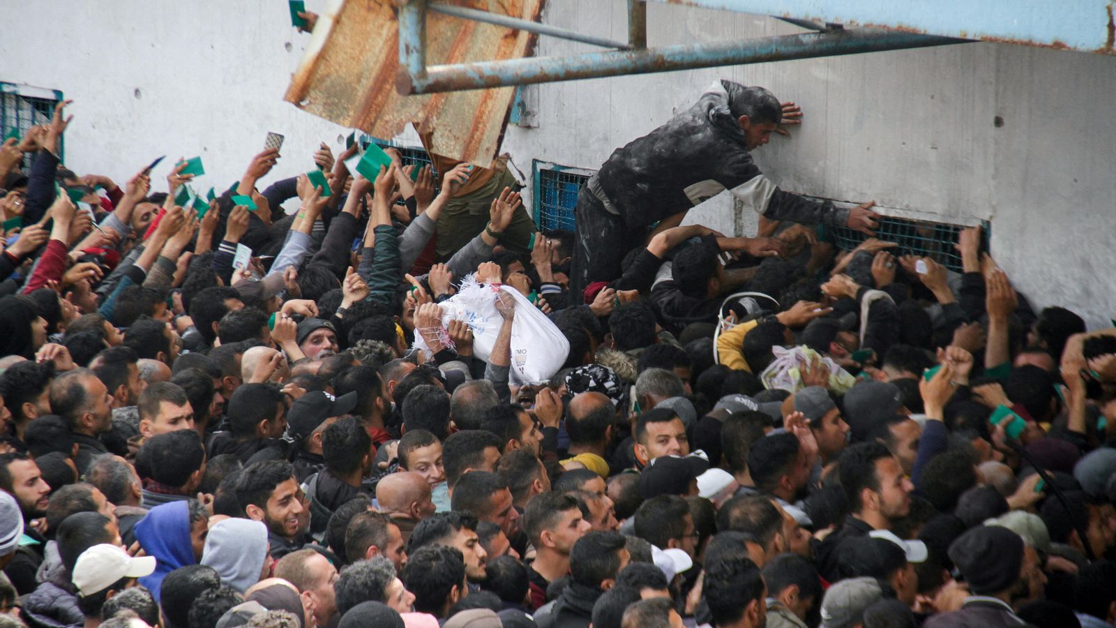 Caos en una entrega d'ajuda humanitària a la ciutat de Gaza