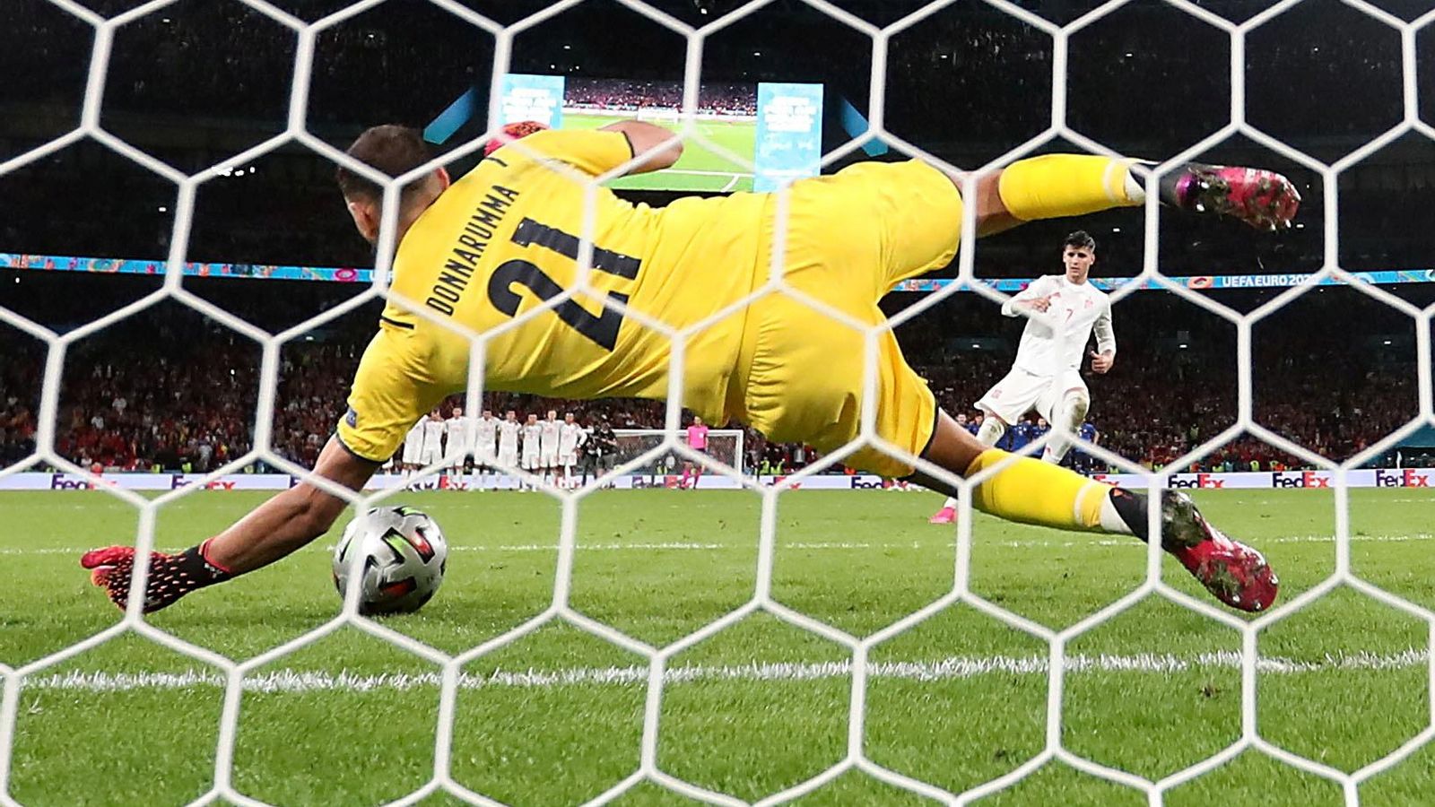 Penal d'Álvaro Morata que va parar el porter italià Donnarumma