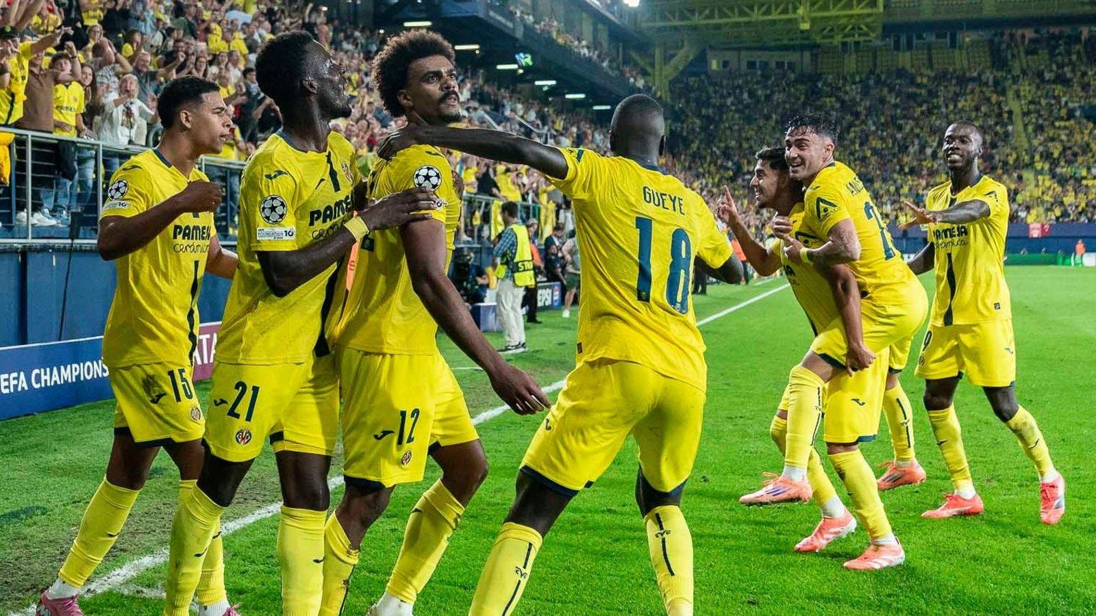 Els jugadors del Villarreal celebren el gol de Renato Veiga a la Juventus