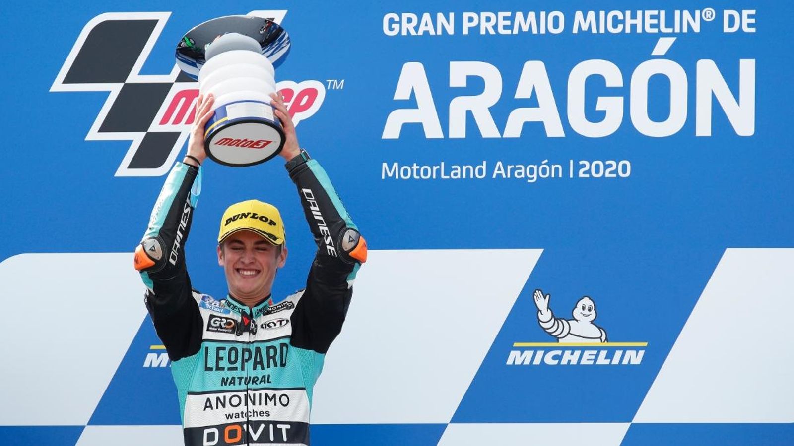 Jaume Masià celebra la victòria al podi