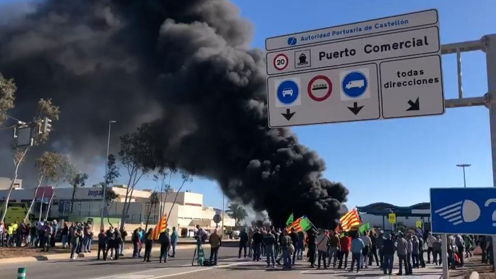 Barricada que han encés els llauradors en els accessos al port de Castelló de la Plana aquest dimecres