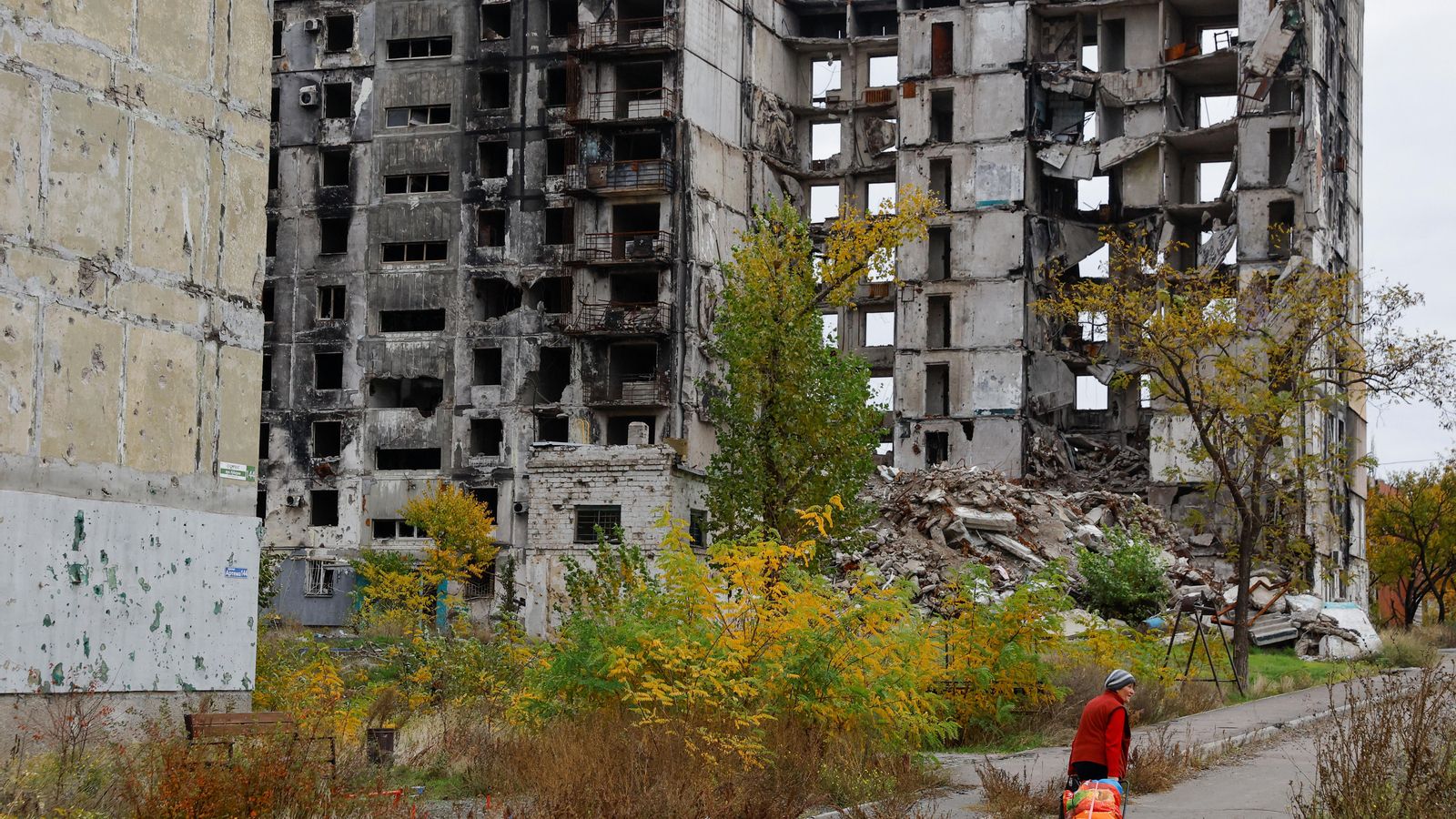 Restes d'un edifici residencial de Mariúpol destruït pels bombardejos russo