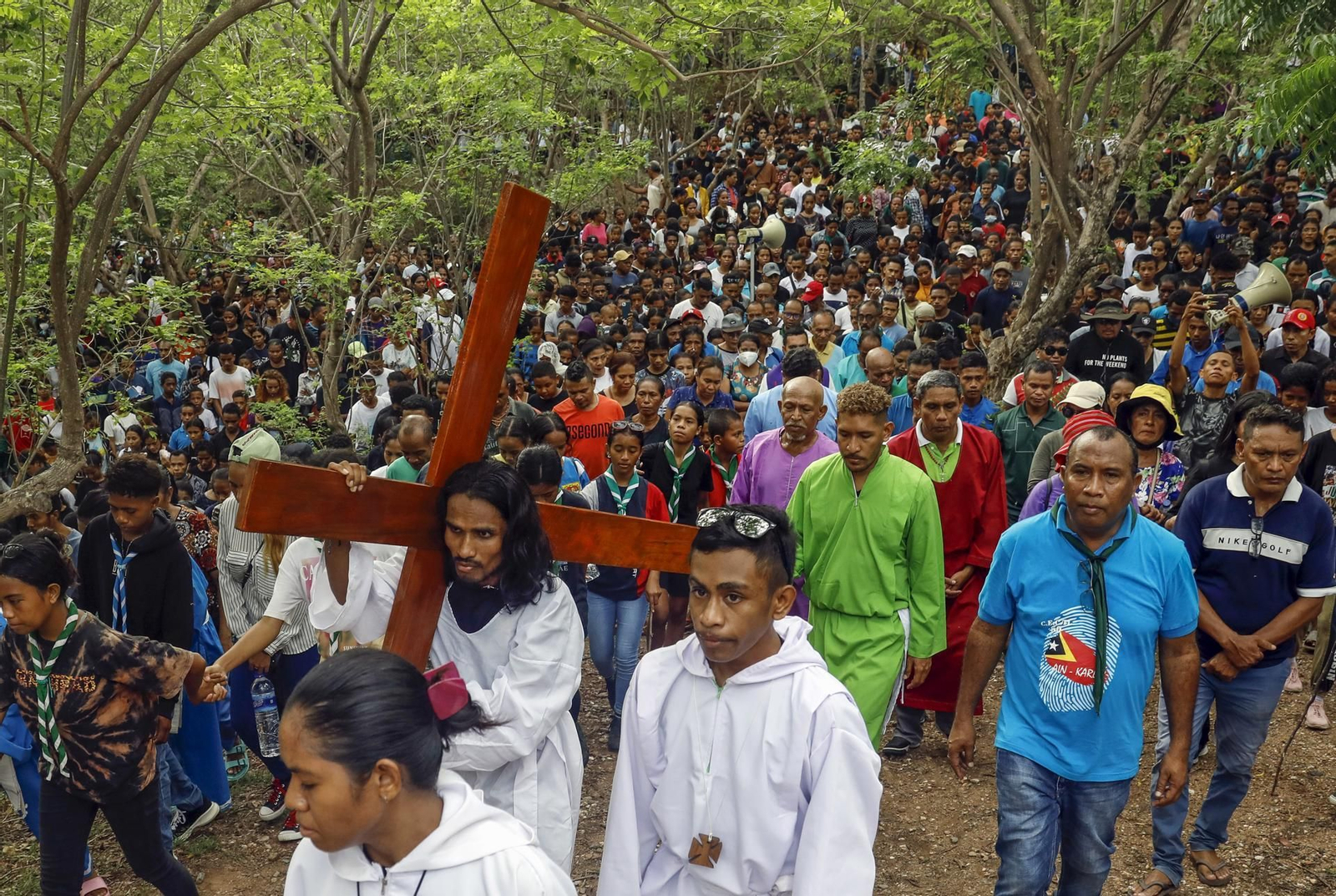 Els timoresos de l'est remunten el turó durant una processó de Divendres Sant (7 d'abril de 2023)