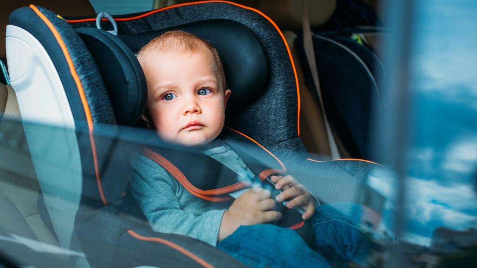 Un menor assegut en un sistema de protecció infantil en una imatge d'arxiu