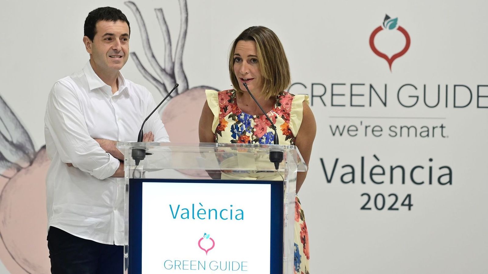Els xefs valencians Ricard Camarena i Begoña Rodrigo en la roda de premsa en què s'ha confirmat la celebració de la gala de la 'We're Smart Green Guide'