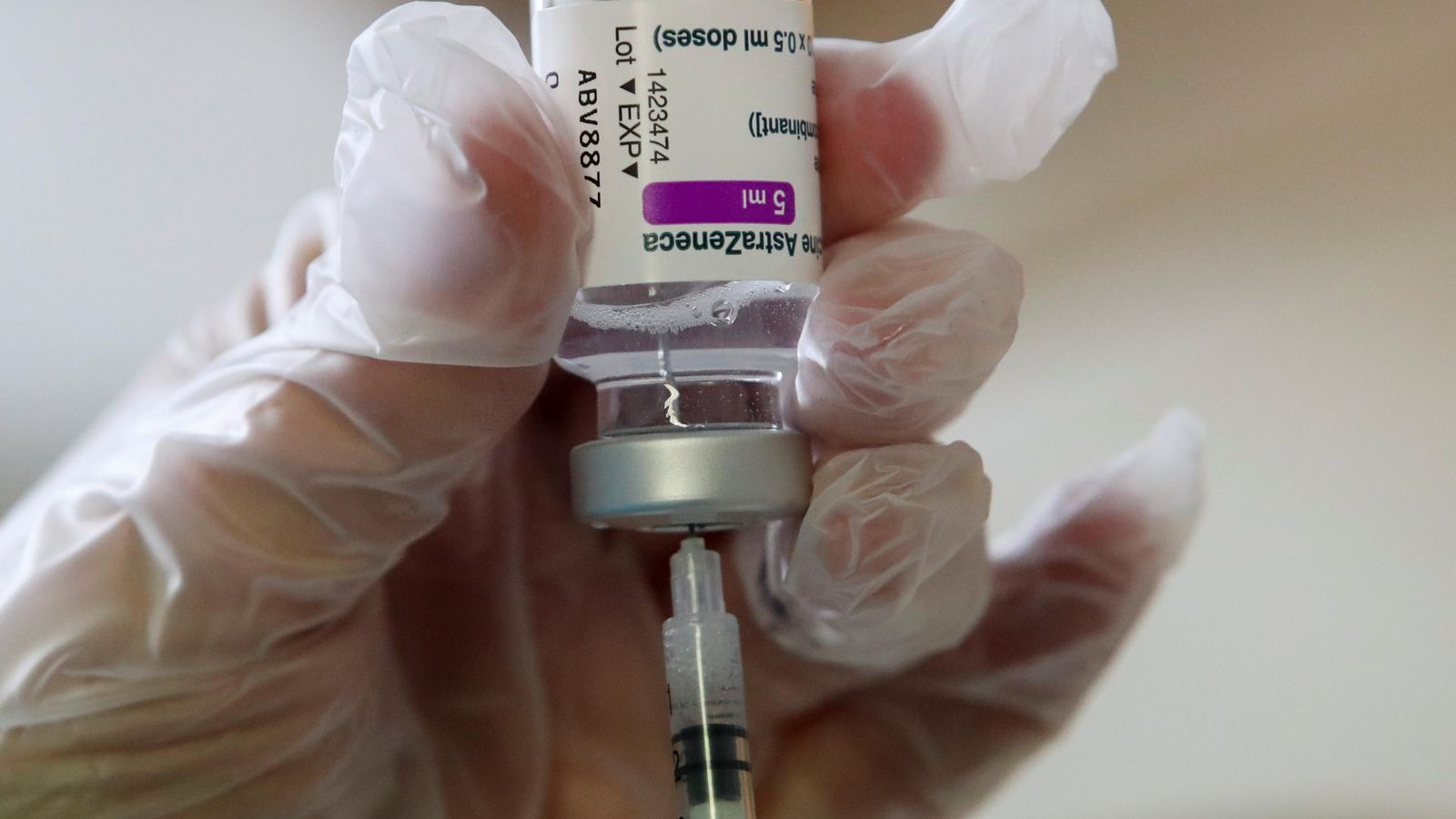 Un sanitari prepara una dosi de la vacuna d'AstraZeneca
