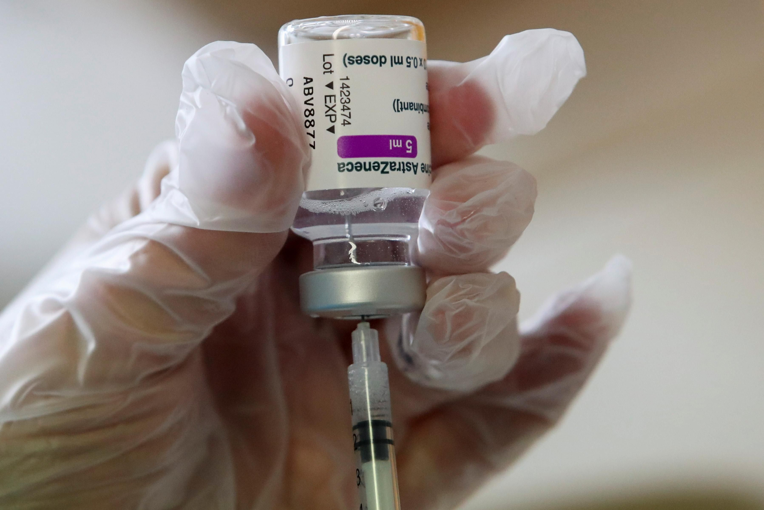 Un sanitari prepara una dosi de la vacuna d'AstraZeneca Un sanitari prepara una dosi de la vacuna d'AstraZeneca