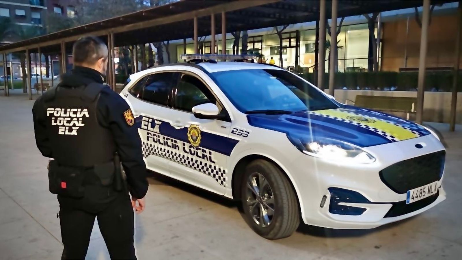 Un agent de la policia local d'Elx, en arxiu