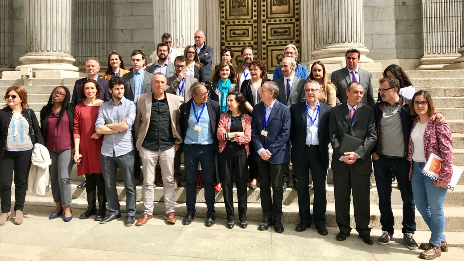 Representants de la Plataforma Finançament Just amb diputats i diputades valencians davant del Congrés