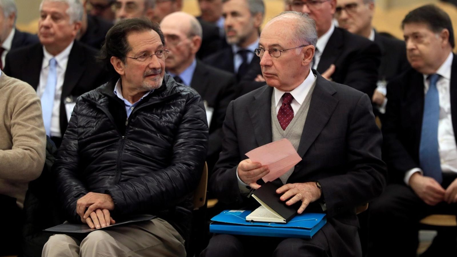 L'expresident de Bankia Rodrigo Rato (dreta) al costat de l'exconseller de Caja Madrid José Antonio Moral Santín (esquerra), durant la primera sessió del judici