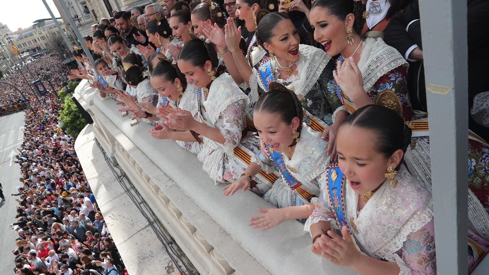 Imatge del balcó de l'Ajuntament de València durant una de les 'mascletaes' de 2020, abans de la pandèmia
