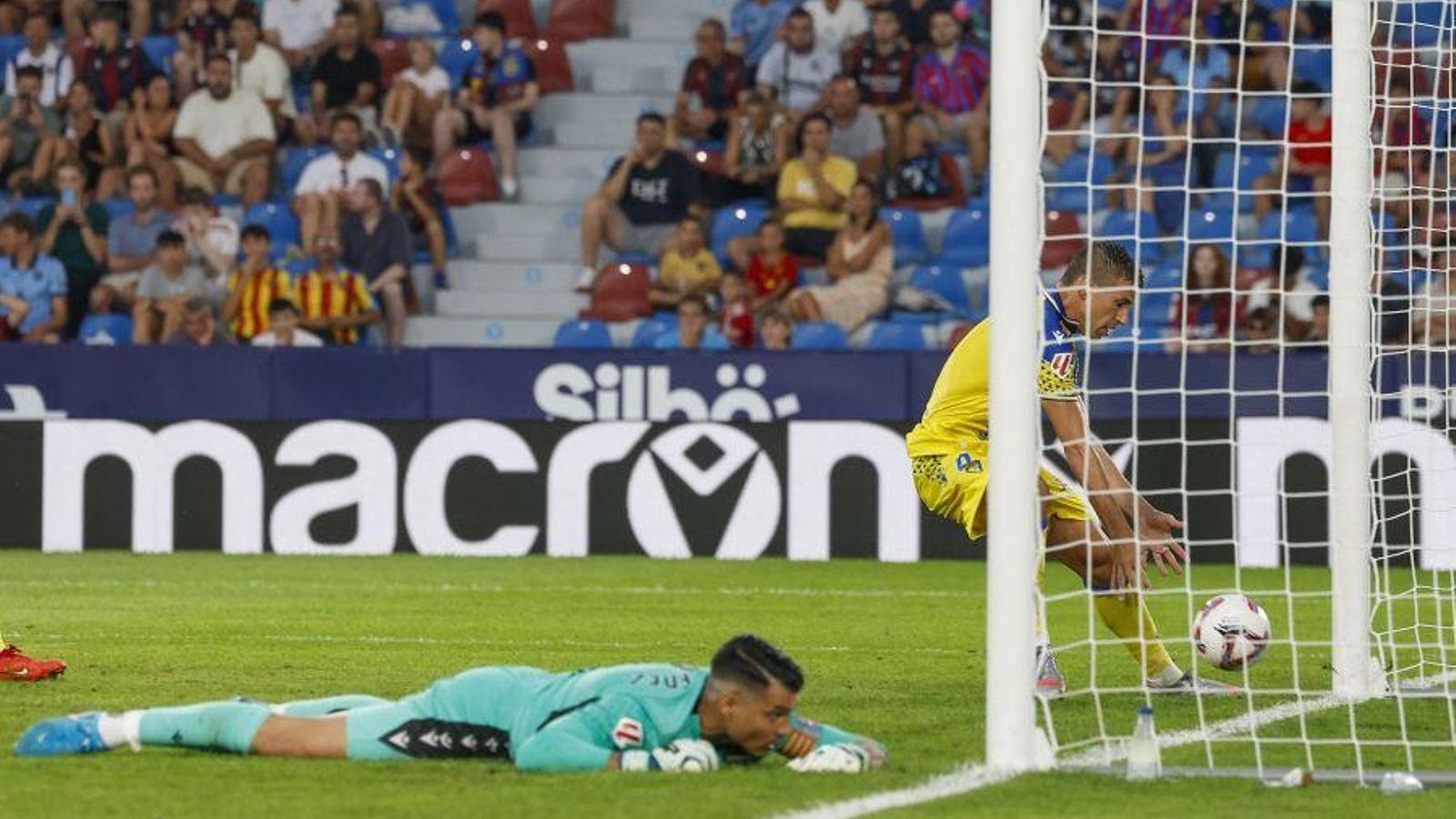 Andrés Fernández es lamenta del gol de penal d'Alcaraz