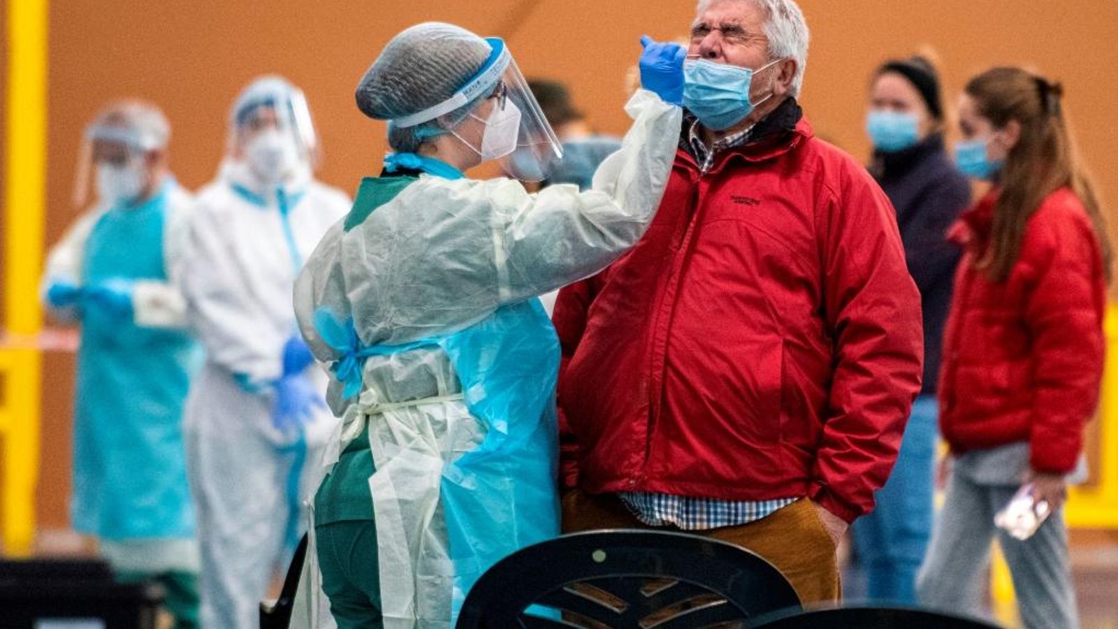 Sanitaris duen a terme tests massius de PCR