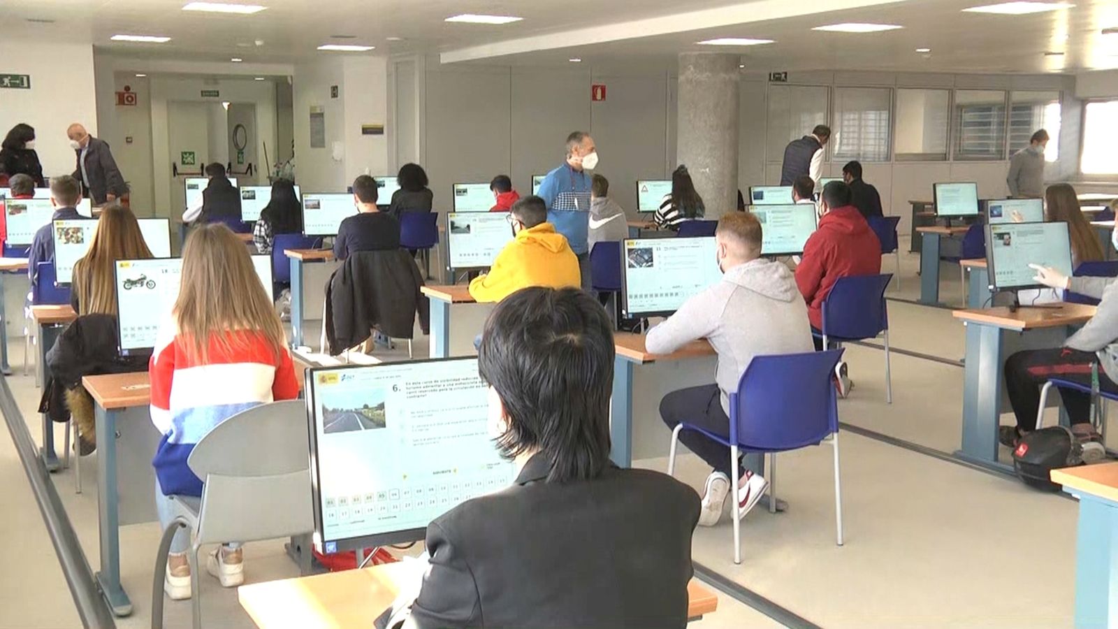 Alumnes s'examinen de la prova teòrica del carnet de conduir