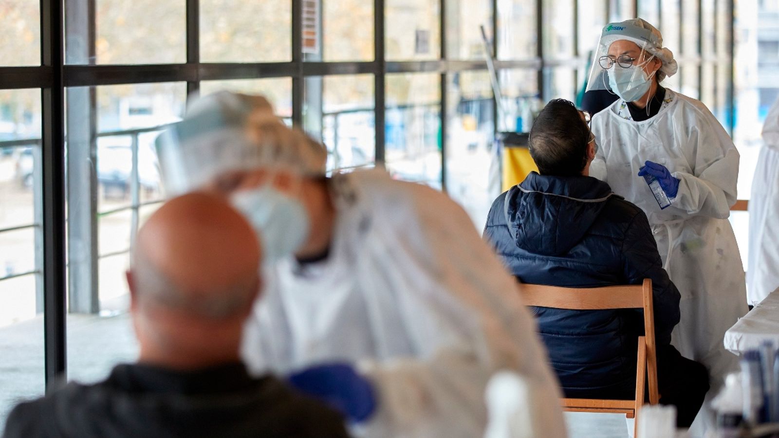 Unes infermeres realitzen proves PCR