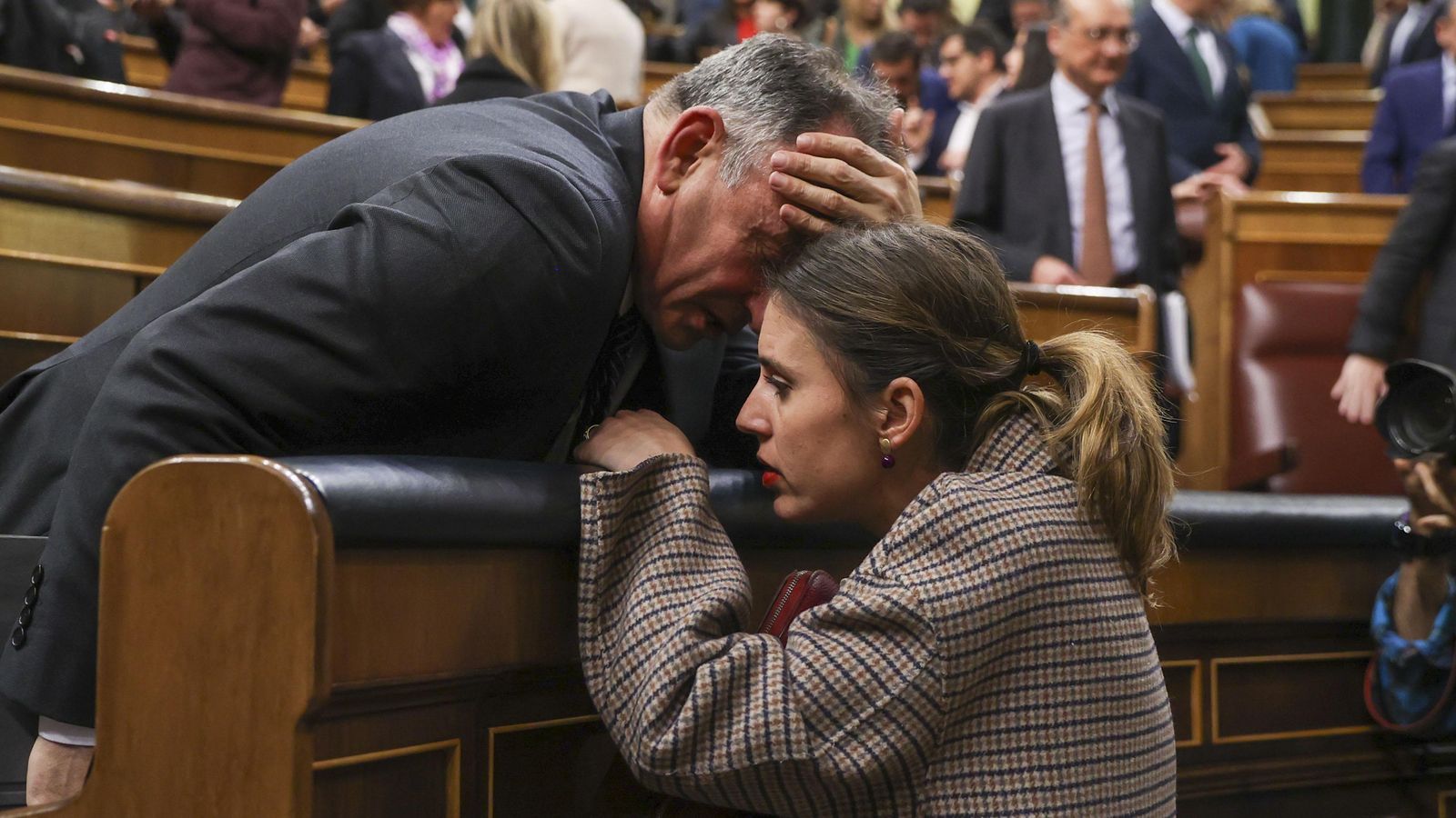 Irene Montero parla amb Enrique Santiago després de la sessió del dimarts en el Congrés dels Diputats Irene Montero parla amb Enrique Santiago després de la sessió del dimarts en el Congrés dels Diputats