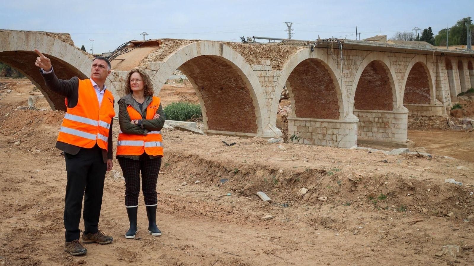 L'alcaldessa Folgado i el regidor Gozalvo contemplen les obres del pont