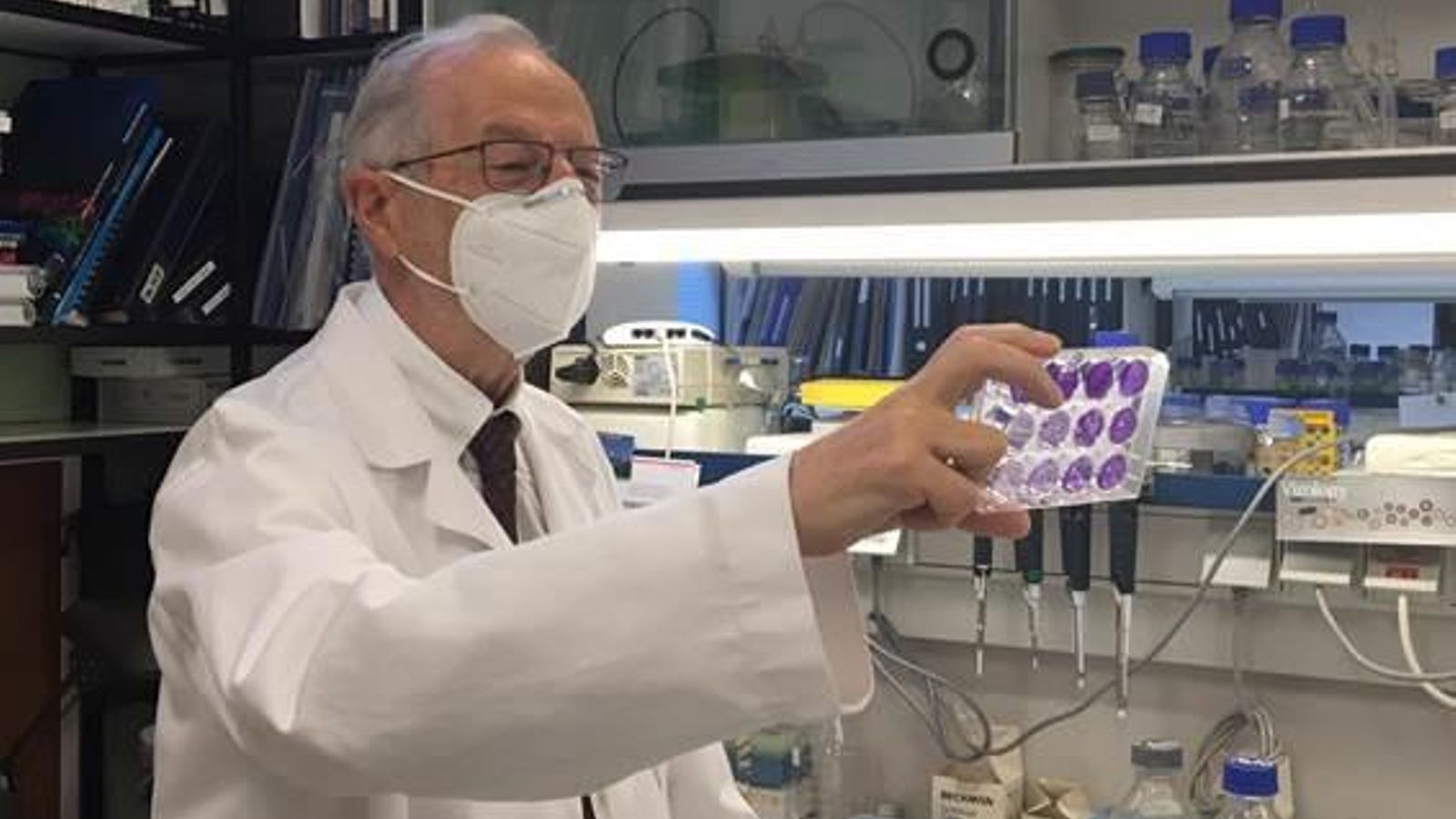 El viròleg valencià Luis Enjuanes al laboratori