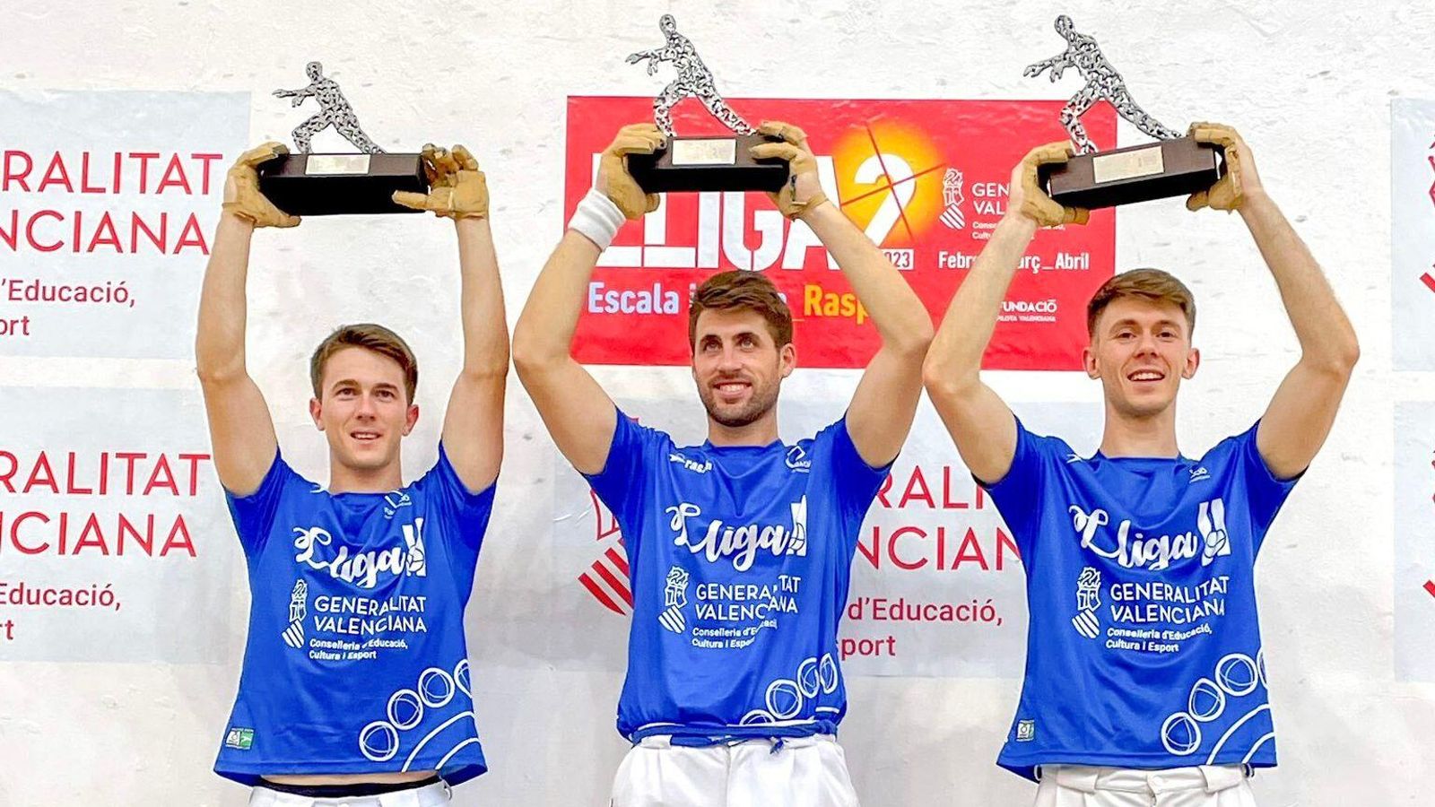 Julio, Carlos i Guillem, amb el trofeu de campions