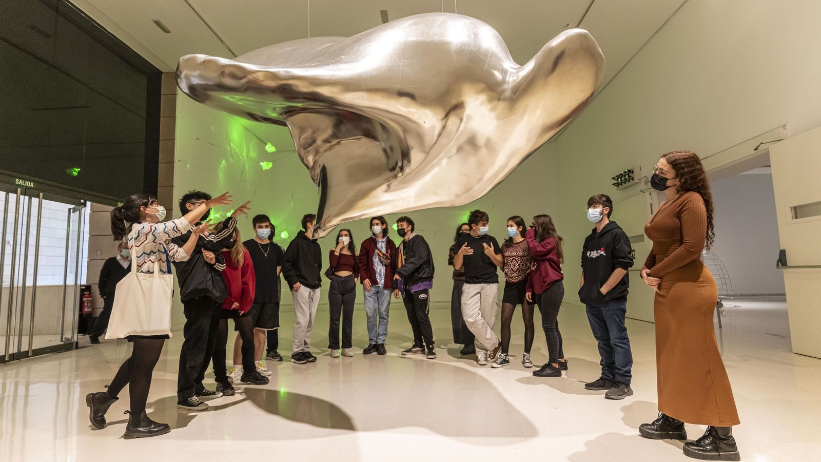 Un grup d'adolescents participa en un visita guiada a l'IVAM
