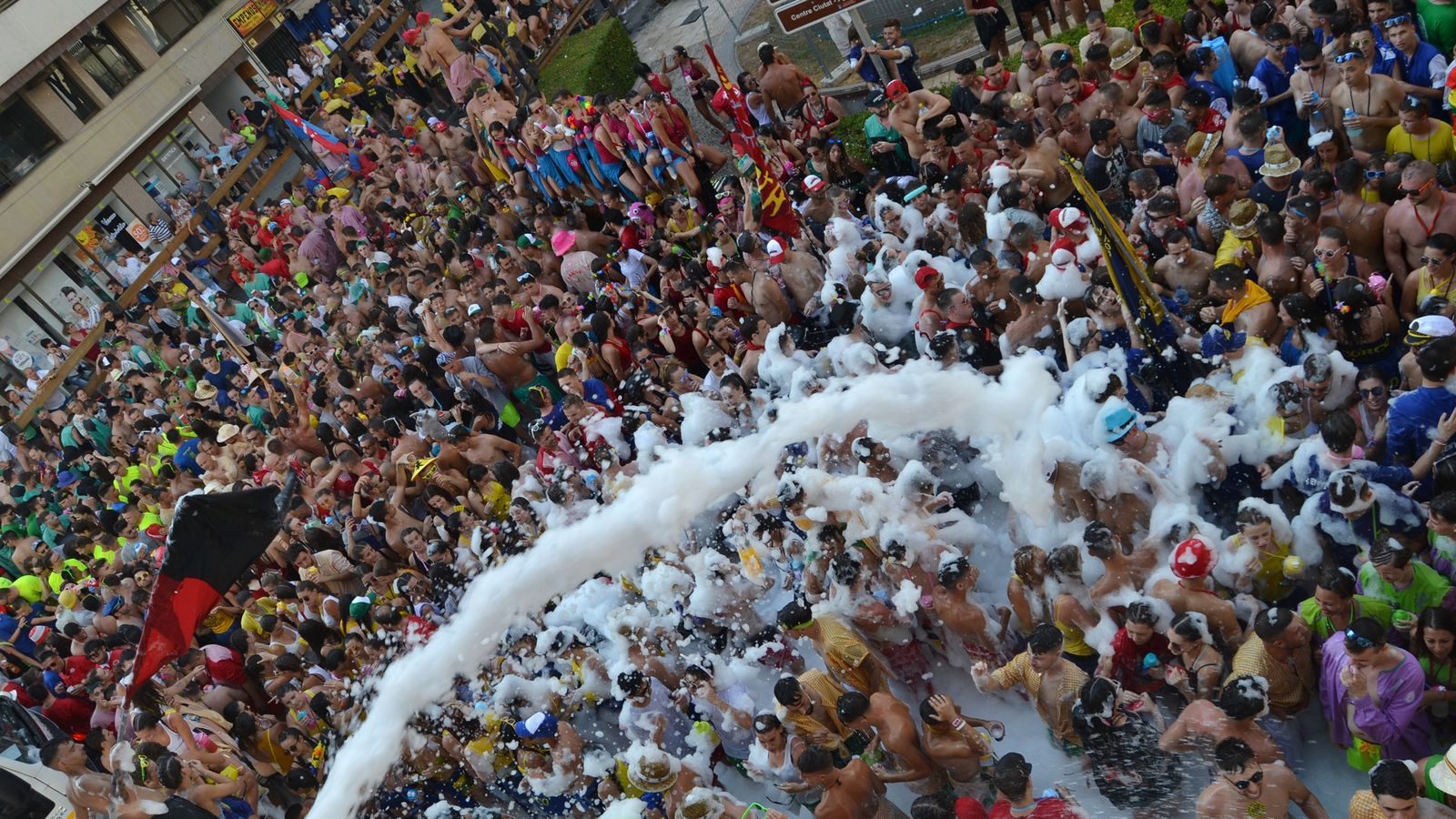 La plaça del centre s’ha omplit amb quasi 2.000 penyistes