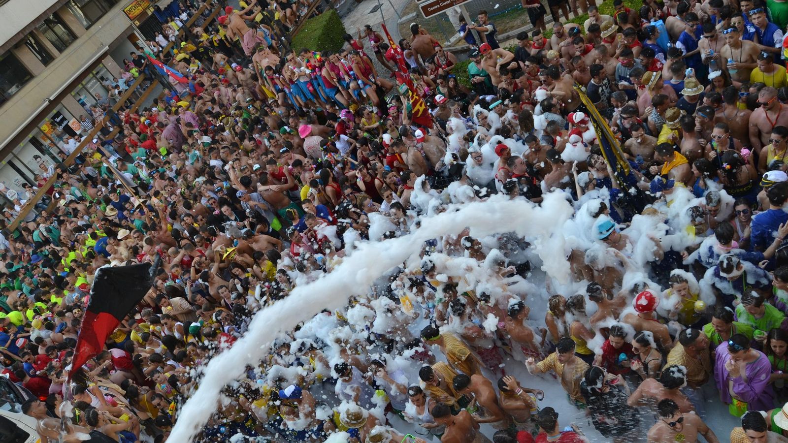 La plaça del centre s’ha omplit amb quasi 2.000 penyistes