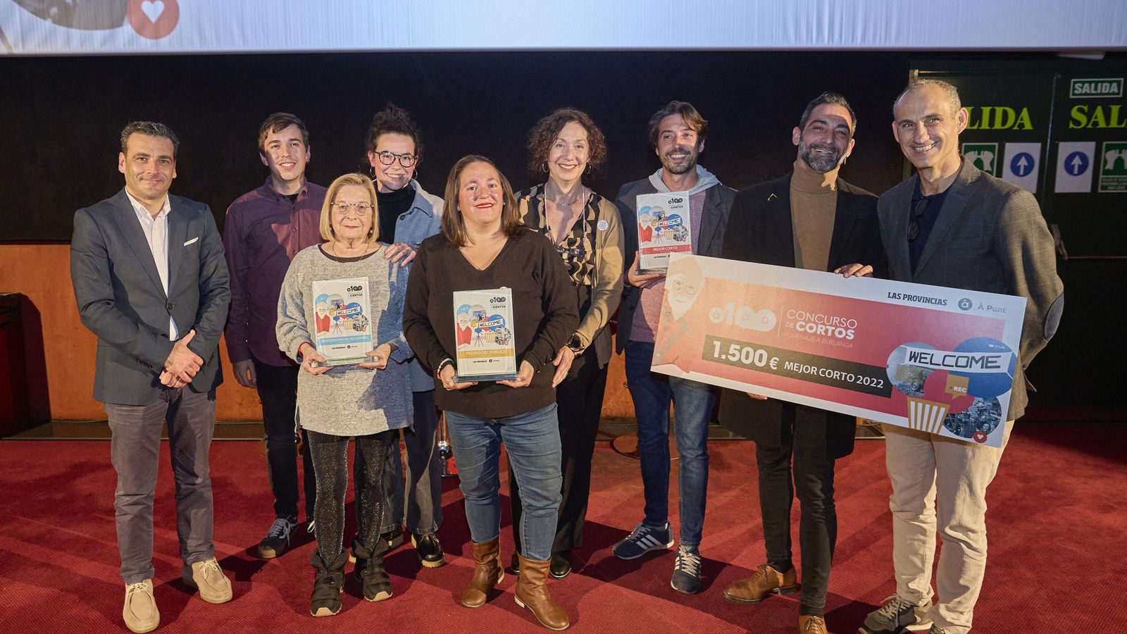 Els directors de ‘Carn de reality’ van rebre el xec de mans del director general d'À Punt, Alfred Costa. El director del periòdic 'Las Provincias', Jesús Trelis, va ser l'encarregat d'entregar el trofeu als guanyadors / À Punc NTC