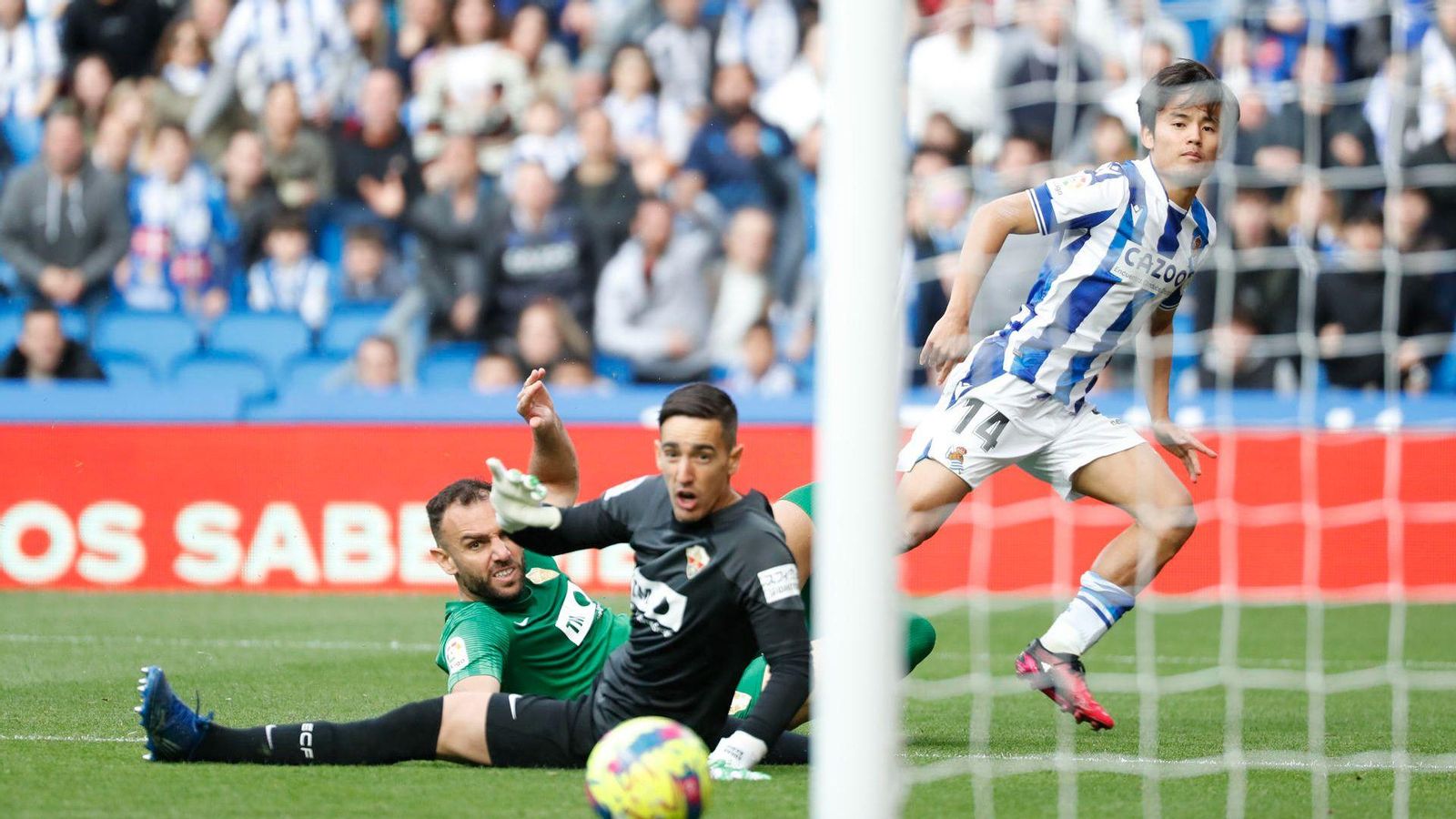 Verdú i Badia veuen com el llançament de Kubo acaba en gol